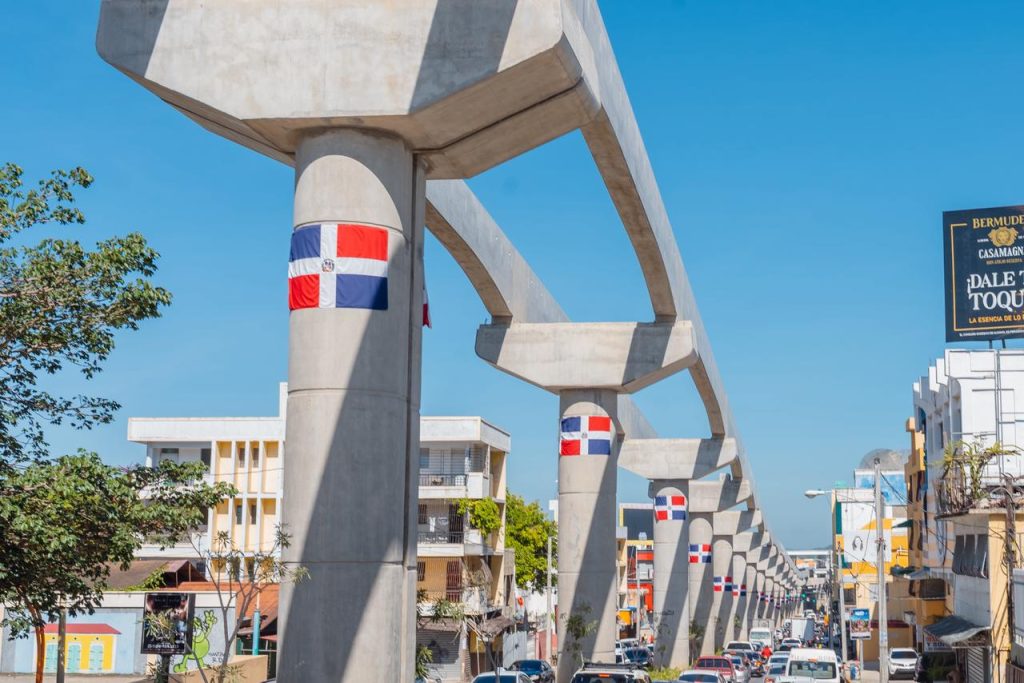 Paliza supervisa Monorriel de Santiago cuya construcción está avanzada en un 95 %