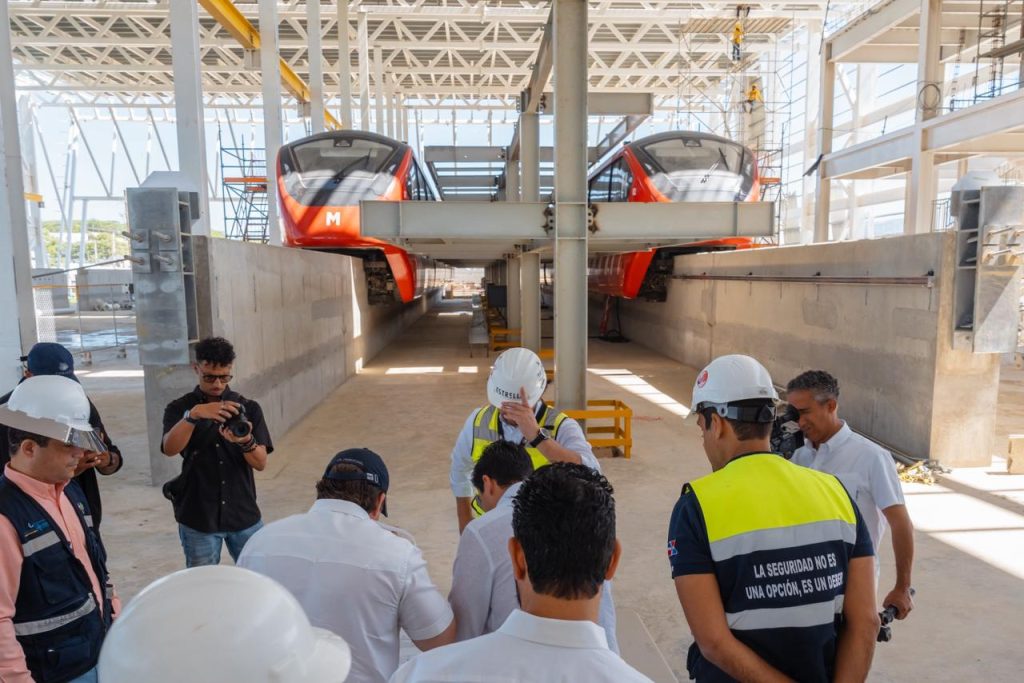 Paliza supervisa Monorriel de Santiago cuya construcción está avanzada en un 95 %