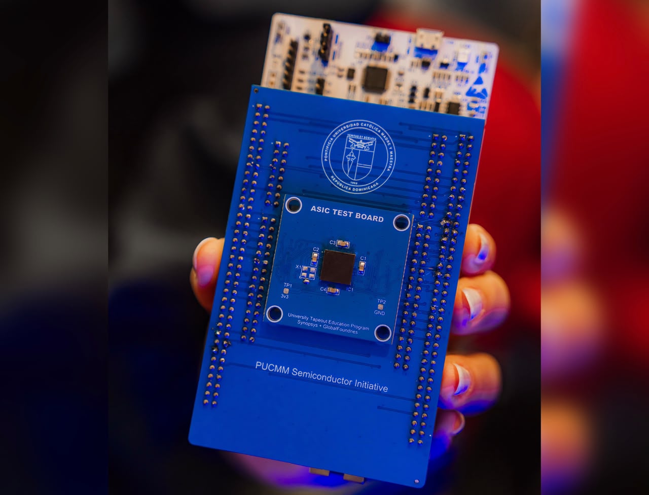 Ministro Paliza participa junto al presidente Abinader en presentación del primer microchip universitario del país